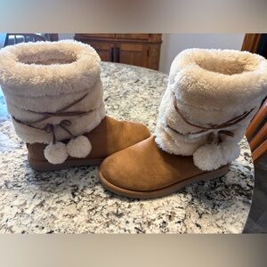 Women’s Size 8 Makalu brown boots.